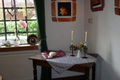 Stand-Trauung-Deko-Fenster-Tisch-Kerzen-scaled